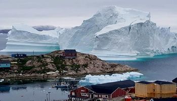 Gigantyczna góra lodowa terroryzuje maleńką wioskę na grenlandzkim wybrzeżu
