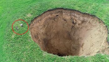 W ciągu jednej nocy na terenie Rosji pojawiła się gigantyczna dziura w ziemi