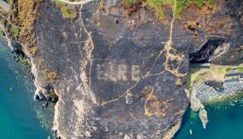 Pożar szalejący na wybrzeżu Irlandii odsłonił zapomnianą wiadomość z przeszłości