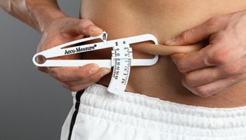 Koniec z BMI. Właśnie opracowano dokładniejszy i dużo prostszy sposób pomiaru tkanki tłuszczowej