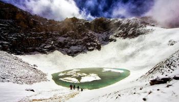 W Himalajach znajduje się jezioro, w którym spoczywa 200 szkieletów. Co tu się właściwie stało?