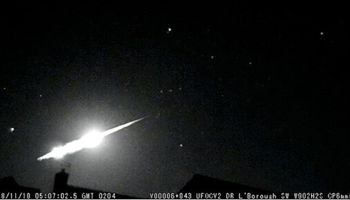 Spektakularne nagranie ukazuje moment, gdy meteoryt eksploduje w błysku białego światła