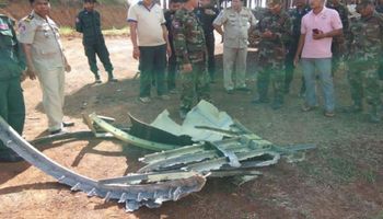 Metalowe odłamki spadły z nieba na kambodżańską wioskę. Mieszkańcy są przekonani, że to UFO