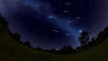 Spektakularny deszcz meteorów i zielona „świąteczna kometa” rozświetlą niebo w ten weekend