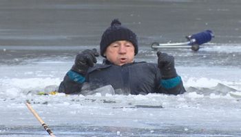 Jak się uratować, jeśli na zamarzniętym jeziorze załamie się pod tobą lód? Liczy się każda sekunda