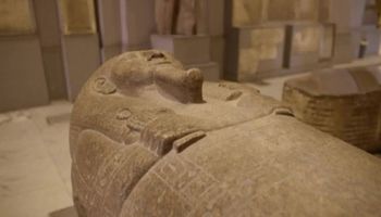 Co skrywał starożytny egipski sarkofag, który został otworzony podczas programu na żywo?