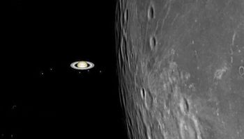 Astrofotografowi udało się zarejestrować moment, gdy Saturn znika za Księżycem