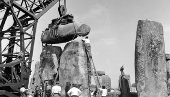Zaginiony głaz ze Stonehenge powrócił na swoje miejsce. Wciąż jednak brakuje dwóch elementów