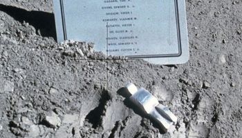 Na Księżycu znajduje się maleńki pomnik z ważną wiadomością. Historia jego powstania jest poruszająca