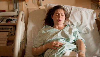 Nieprzyzwoity powód, dla którego leżenie na plecach podczas porodu jest tak popularne