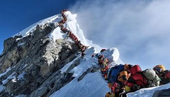 Gigantyczna kolejka turystów na szczyt Mount Everest. W czekającym tłumie zmarły już 2 osoby