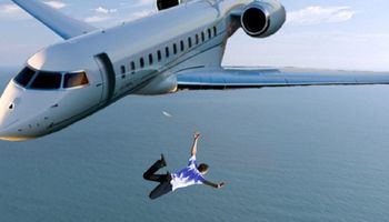 Dlaczego w samolotach pasażerskich nie ma spadochronów na wypadek sytuacji awaryjnej?