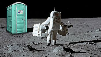 W programie Apollo na pokładzie nie było toalet. Jak astronauci załatwiali swoje potrzeby?