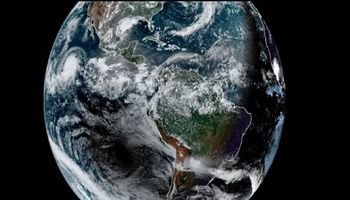 Koniecznie zobacz nagranie wczorajszego zaćmienia Słońca i huraganu szalejącego na Pacyfiku