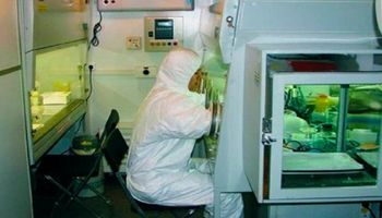 W Rosji wybuchło laboratorium, w którym przechowywano próbki czarnej ospy. Czy jest się czego bać?