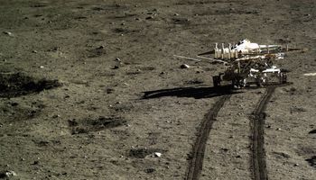 Chiński zespół w końcu opublikował zdjęcia „żelopodobnej substancji” znalezionej na Księżycu