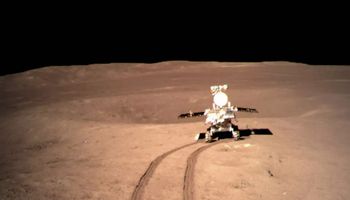 Łazik Yutu-2 odkrył „żelopodobną substancję z tajemniczym połyskiem” na niewidocznej stronie Księżyca