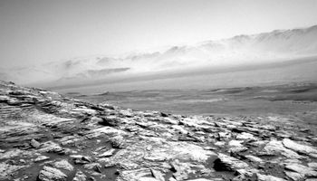 Łazik Curiosity właśnie przesłał zdjęcia samotnego marsjańskiego pustkowia