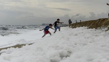Toksyczna piana pokryła indyjskie wybrzeże. Dzieci bawią się w niebezpiecznych mydlinach