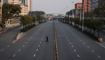 Wuhan zamieniło się w miasto duchów. Nagrania dronów pokazują opustoszałe ulice miasta