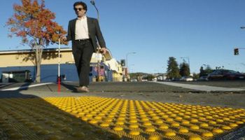Po co właściwie na chodnikach znajdują się żółte wypustki, które widzimy w większości miast?