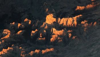 Zapierające dech w piersiach zdjęcie pokazuje majestatyczne szczyty Himalajów z kosmosu