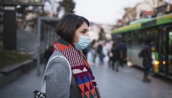 Od jutra nakaz zakrywania twarzy. Maski jednorazowe, bawełniane, z filtrem, które skutecznie chronią?