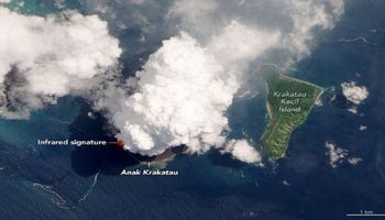 Anak Krakatau wykazuje wzmożoną aktywność. Na nagraniu uchwycono, jak wyrzuca bomby lawy