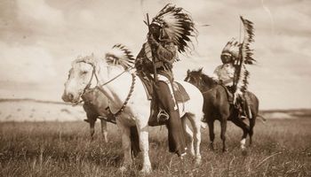 Rzadka kolekcja zdjęć przedstawiająca życie rdzennych Amerykanów na początku XX wieku