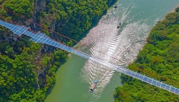 Najdłuższy szklany most na świecie już otwarty. Chiny po raz kolejny pobiły rekord Guinnessa