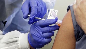 Recenzowanie badanie potwierdza skuteczność pierwszej szczepionki przeciwko Covid-19