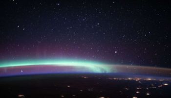 Przepiękne zdjęcie zrobione z pokładu ISS pokazuje dwa spektakularne zjawiska świetlne