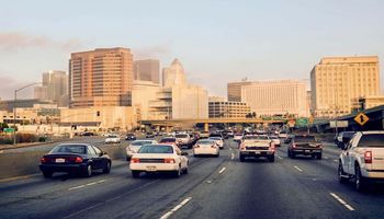 Asfalt może powodować większe zanieczyszczenie powietrza niż samochody w dużych miastach