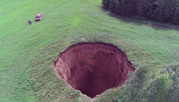 Co powoduje powstawanie tych gigantycznych dziur w ziemi, które pojawiają się na Syberii?