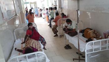 Piekące oczy i napady drgawek. W Indiach hospitalizowano 300 osób z powodu tajemniczej choroby