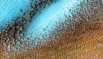 Spektakularne zdjęcie niebieskich wydm uchwycone na powierzchni Czerwonej Planety