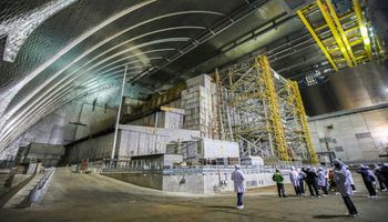 Reakcje jądrowe budzą się w zgliszczach zniszczonej elektrowni w Czarnobylu