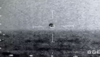 Nagranie marynarki wojennej USA przedstawia niezidentyfikowany obiekt latający
