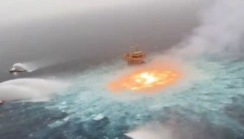 „Ogniste oko” w Zatoce Meksykańskiej. Pomarańczowe płomienie ogarnęły powierzchnię oceanu