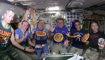 Ostatnia dostawa na ISS zawierała pizzę, deskę serów i jednokomórkowy organizm o 720 płciach