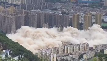 Zobacz, jak 15 wieżowców zostaje zrównane z ziemią w katastrofalnej eksplozji