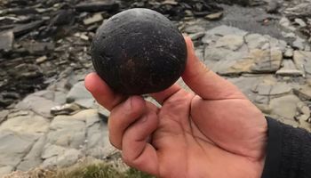 Tajemnicze kamienne kule zostały znalezione w grobowcu na szkockiej wyspie