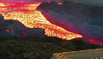 Dramatyczne nagranie pokazuje „tsunami lawy” wyrzucane przez wulkan Cumbre Vieja