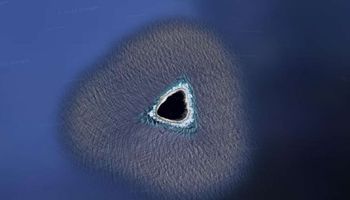 Czym właściwie jest „czarna dziura” na wyspie położonej na Oceanie Spokojnym?