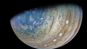 Wsłuchaj się w osobliwe dźwięki Ganimedesa, największego księżyca Jowisza