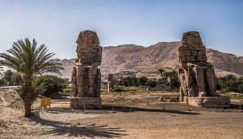 Dwa gigantyczne sfinksy zostały odkryte wśród starożytnych ruin świątyni faraona