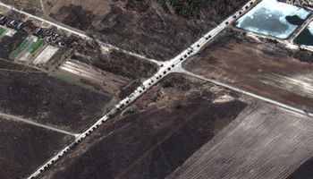 Zdjęcia satelitarne pokazują 64-kilometrowy rosyjski konwój niedaleko Kijowa