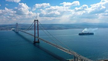 Najdłuższy wiszący most na świecie został oficjalnie otwarty. Łączy Europę z Azją