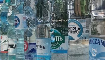 Po co są daty ważności na butelkach z wodą? Czy woda mineralna może się przeterminować?