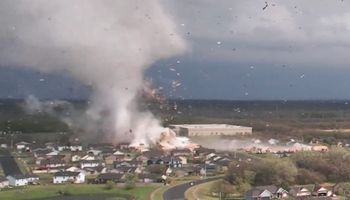 Nagranie szalejącego tornada, które pustoszy miasto. Prawie 1000 domów zostało zniszczone